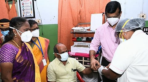 ஆட்சியர் சு.சிவராசுவுக்கு தடுப்பூசி போடும் செவிலியர். படம் : ஜி.ஞானவேல் முருகன்