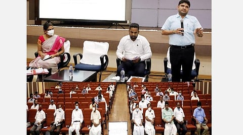 சென்னையில் 1,053 இடங்களில் மொத்தம் 6,123 வாக்குச்சாவடிகள்: அனைத்துக் கட்சிப் பிரதிநிதிகள் கூட்டத்தில் தேர்தல் அதிகாரி பிரகாஷ் தகவல்