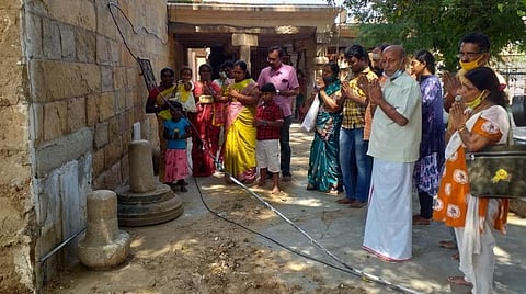 சிவலிங்கங்களை வழிபட்ட பக்தர்கள்.