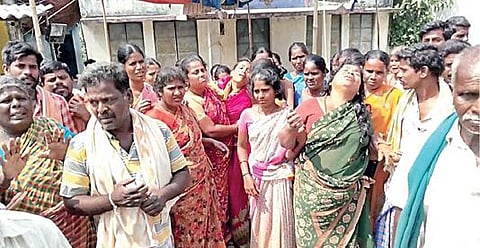 காஞ்சிபுரம் அருகே திருமுக்கூடல் பகுதியில் உள்ள கல்குவாரியின் மண் சரிவு விபத்தில் உயிரிழந்த மணிகண்டன் குடும்பத்துக்கு நிதியுதவி வழங்கக் கோரி அவரது உறவினர்கள் மறியலில் ஈடுபட்டனர்.