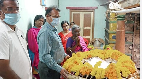 கடலுார் மாவட்ட வேளாண்துறை கூடுதல் இயக்குநர் ரமேஷ், மறைந்த குமுடிமூலை ராமானுஜம் உடலுக்கு மலரஞ்சலி செலுத்தினார்.