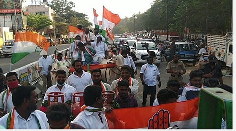 பெட்ரோல், டீசல் விலை உயர்வைக் கண்டித்து புதுச்சேரியில் இளைஞர் காங்கிரஸார் சைக்கிள் ரிக்ஷா, மாட்டு வண்டிப் பேரணி