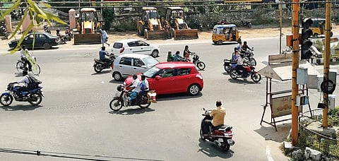 திண்டுக்கல் நகரில் 8 இடங்களிலும் செயலிழந்த போக்குவரத்து சிக்னல்கள்- சாலை பாதுகாப்பு விழிப்புணர்வு மாதத்திலாவது சரிசெய்யப்படுமா?