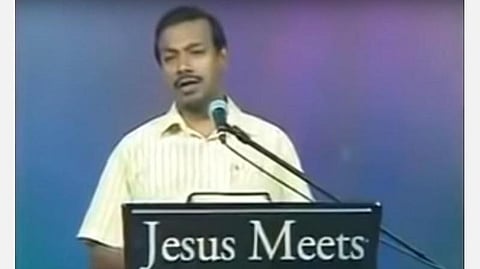 தங்கள் மதம்தான் பெரியது என்று கூறி பிற மதங்கள் மீது வெறுப்பை உமிழக் கூடாது: மோகன் சி.லாசரஸுக்கு உயர் நீதிமன்றம் அறிவுரை; வழக்குகள் ரத்து