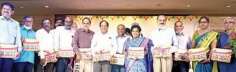 தெலங்கானா ஆளுநராக பதவியேற்று ஓராண்டு நிறைவையொட்டி, தனது பணிகள், பயணங்களின் தொகுப்பை சென்னையில் தமிழிசை சவுந்தரராஜன் நேற்று செய்தியாளர்கள் மத்தியில் நூலாக வெளியிட்டார். படம் க.ஸ்ரீபரத்