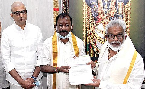 உளுந்தூர்பேட்டையில் ஏழுமலையான் கோயில் கட்டுவதற்காக, 4 ஏக்கர் நிலப்பட்டா, ரூ.3.16 கோடிக்கான காசோலையை தேவஸ்தான அறங்காவலர் குழு தலைவர் ஒய்.வி. சுப்பாரெட்டியிடம் குமரகுரு (நடுவில்) நேற்று வழங்கினார்.