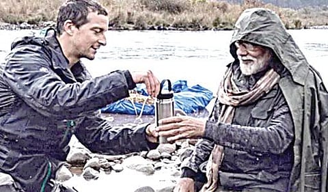 மேன் வெர்சஸ் வைல்டு நிகழ்ச்சியில் பிரதமர் மோடியுடன் பியர் கிரில்ஸ்.