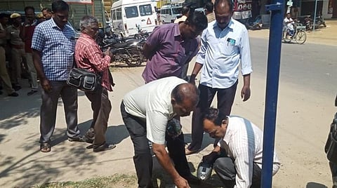 தச்சநல்லூர் காவல் நிலையம் முன்பு நாட்டு வெடிகுண்டுகள் வீச்சு