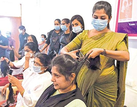 புற்றுநோயால் பாதிக்கப்பட்ட பெண்களுக்கு உதவும் வகையில் முடி தானம் வழங்கிய பெண் மருத்துவர்கள்
