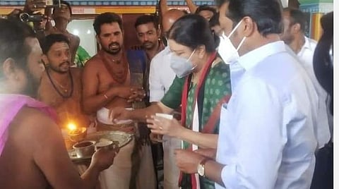ஓசூர் முத்து மாரியம்மன் கோயிலில் சசிகலா சிறப்புப் பூஜை செய்து வழிபாடு