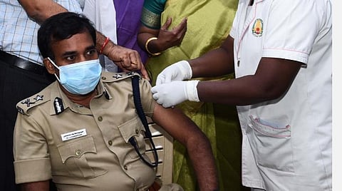 திருச்சி மாநகரக் காவல் ஆணையர் ஜெ.லோகநாதனுக்குக் கரோனா தடுப்பூசி இடும் செவிலியர். | படம்:ஜி.ஞானவேல்முருகன்.