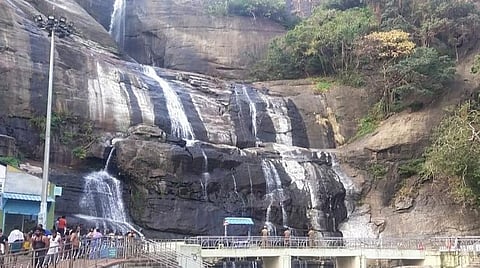 அருவிகளில் நீர்வரத்து குறைந்ததால் குற்றாலம் களையிழந்தது