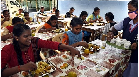 இலவசப் பேருந்தில்லை; காலை, மதிய உணவில்லை, அரிசியுமில்லை: தவிக்கும் புதுச்சேரி, காரைக்கால் அரசுப் பள்ளி மாணவர்கள்
