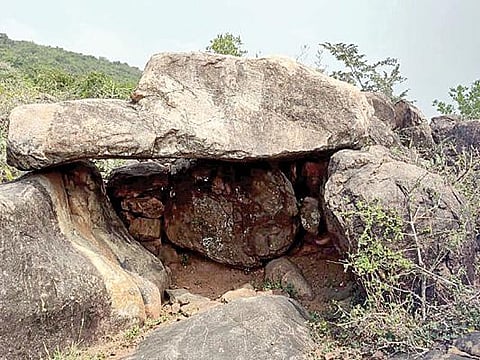 உத்திரமேரூர் அருகே உள்ள எடமச்சி கிராமத்தில் கண்டுபிடிக்கப்பட்டுள்ள பெருங்கற்கால நினைவுச் சின்னங்கள்.