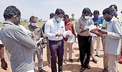 தூத்துக்குடி மாவட்டத்தில் சுதாகரன், இளவரசி ஆகியோருக்கு சொந்தமாக இருந்து, தற்போது அரசுடமையாக்கப்பட்ட இடங்களை ஆட்சியர் கி.செந்தில் ராஜ் நேற்று ஆய்வு செய்தார். படம்: என்.ராஜேஷ்.