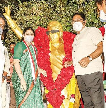பெங்களூருவில் இருந்து சென்னை திரும்பிய சசிகலாநேற்று எம்ஜிஆரின் ராமாவரம் வீட்டுக்கு சென்று அவரது சிலைக்கு மாலை அணிவித்து மரியாதை செலுத்தினார். உடன் டிடிவி தினகரன்.படம்: பு.க.பிரவீன்