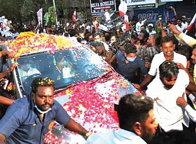 சசிகலாவுக்கு அவ்வளவு கூட்டம் கூடியது எப்படி?