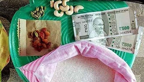 பொங்கல் பரிசுப் பணத்தில் ரூ.50 லட்சம் கையாடல்: கூட்டுறவு சங்க அதிகாரிகள் 3 பேர் சிக்கினர்