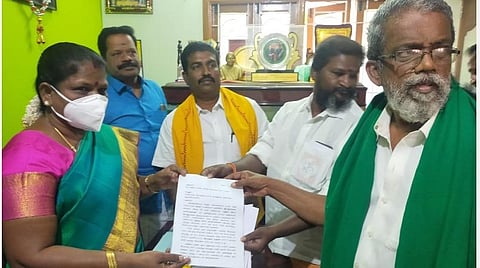 அமைச்சர் எஸ்.வளர்மதியிடம் மனு அளித்த சீர்மரபினர் நலச் சங்கத்தினர்.