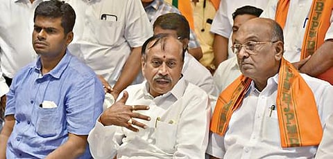 சேலத்தில் செய்தியாளர்களை சந்தித்த பாஜக முன்னாள் தேசிய செயலாளர் எச்.ராஜா. உடன் மாநில துணைத் தலைவர் அண்ணாமலை, மாநில செய்தி தொடர்பாளர் கார்வேந்தன். படம்: எஸ்.குரு பிரசாத்