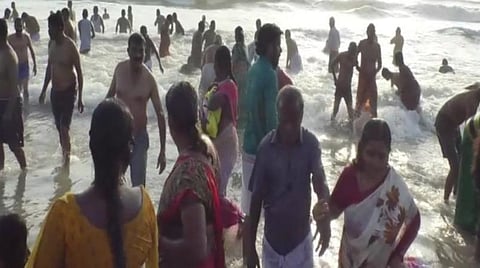காரைக்கால் கடற்கரையில் புனித நீராடிய பக்தர்கள்