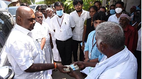 வீட்டை ஜப்தி செய்ய வந்த வங்கி ஊழியர்கள்: ரூ.1 லட்சம் கொடுத்து விவசாயியைக் காப்பாற்றிய அமைச்சர் ஆர்.பி.உதயகுமார்