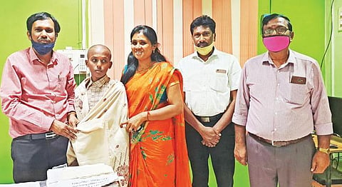 மாநில அளவில் நடந்த புத்தாக்க அறிவியல் ஆய்வு விருதில் முதலிடம் பிடித்த, கிருஷ்ணகிரி நல்ல கானகொத்தப்பள்ளி அரசுப்பள்ளி மாணவர் தனுஷ்குமாரை, சிஇஓ பாலமுரளி பாராட்டினார். அருகில் அறிவியல் ஆசிரியர் சுபாஷினி.