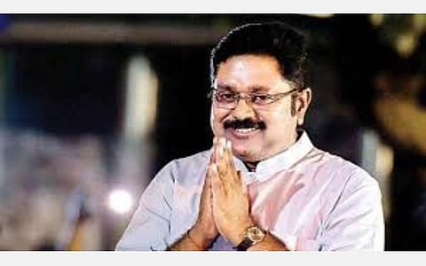 நாங்கள் நடுரோட்டில் நிற்கவில்லை பதவி தந்து அழகுபார்க்கிறார் தினகரன்: தகுதி நீக்கம் செய்யப்பட்ட எம்எல்ஏக்கள் முதல்வருக்கு பதில்