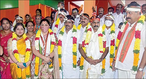 சென்னை கோயம்பேடு - மதுரவாயல் சாலையில் மெட்ரோ ரயில் அலுவலகம் எதிரில் தேர்தல் அலுவலகத்தை பாஜக அமைத்துள்ளது. நேற்று காலை வேத மந்திரங்கள் முழங்க தேர்தல் அலுவலகம் திறக்கப்பட்டது. தேசியப் பொதுச் செயலாளர் சி.டி.ரவி, மேலிட இணை பொறுப்பாளர் சுதாகர் ரெட்டி, தமிழக தலைவர் எல்.முருகன், குஷ்பு, முன்னாள் எம்.பி. கே.பி. ராமலிங்கம் உள்ளிட்டோர் இந்நிகழ்வில் பங்கேற்றனர். படம்: பு.க.பிரவீன்