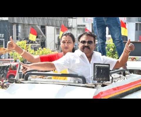பிரச்சார வாகனத்தில் விஜயகாந்த் - பிரேமலதா