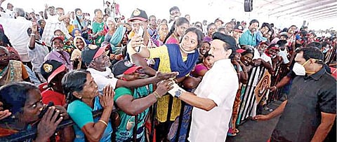 விழுப்புரம் அருகே காணைகுப்பம் கிராமத்தில் ‘உங்கள் தொகுதியில் ஸ்டாலின்’ நிகழ்வில் மக்களைச் சந்தித்த திமுக தலைவர் ஸ்டாலின் அவர்களுடன் செல்ஃபி எடுத்துக் கொண்டார்.