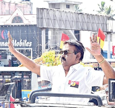 தேமுதிகவின் 21வது கொடி நாளையொட்டி, சென்னை கோயம்பேட்டில் உள்ள தேமுதிக தலைமை அலுவலகத்தில் அக்கட்சியின் தலைவர் விஜயகாந்த் நேற்று கொடி ஏற்றினார். அங்கு கூடியிருந்த கட்சி நிர்வாகிகள் மற்றும் தொண்டர்களை பார்த்து கையசைத்த விஜயகாந்த், அனைவருக்கும் கொடி நாள் வாழ்த்துக்களை தெரிவித்ததால், அவரது தொண்டர்கள் உற்சாகமடைந்தனர். இந்த நிகழ்வின்போது, தேமுதிக பொருளாளர் பிரேமலதா, துணை செயலாளர்கள் எல்.கே.சுதீஷ், பார்த்தசாரதி உள்ளிட்ட மூத்த நிர்வாகிகள் உடனிருந்தனர். படம்: க.பரத்