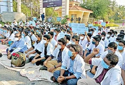 கல்விக் கட்டணத்தைக் குறைக்க வேண்டும்: பெருந்துறை மருத்துவக் கல்லூரி மாணவர்கள் 9-வது நாளாகப் போராட்டம்