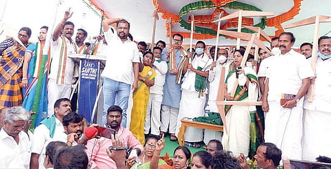 தமிழக மகளிர் காங்கிரஸ் சார்பில் நேற்று திருவள்ளூர் மாவட்டம், கும்மிடிப்பூண்டி பஸ் நிலையம் எதிரே ஏர் கலப்பை போராட்டம் நடைபெற்றது. இதில், அகில இந்திய காங்கிரஸ் செயலாளர்கள் சஞ்ஜய் தத், சிரிவெல்ல பிரசாத், சி.டி. மெய்யப்பன், தமிழக காங்கிரஸ் தலைவர் கே.எஸ்.அழகிரி, தமிழக காங்கிரஸின் முன்னாள் தலைவர் கே.வீ.தங்கபாலு உள்ளிட்டோர் பங்கேற்றனர்.