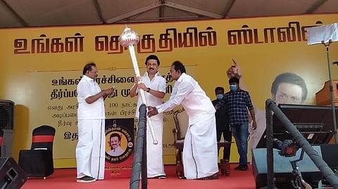 புதுக்கோட்டை மாவட்டம் திருமயம் அருகே ஊனையூரில் நடைபெற்ற நிகழ்ச்சியில் திமுக தலைவர் மு.க.ஸ்டாலினுக்கு வெள்ளி செங்கோல் வழங்கும் திமுக நிர்வாகிகள்.