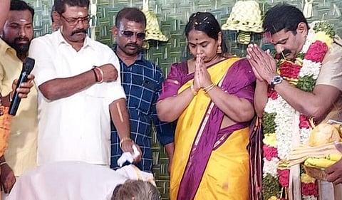 காளையார்கோவில் அருகே முடிக்கரை வீரகாளியம்மன் கோயிலில் நாம் தமிழர் கட்சித் தலைவர் சீமான் குலதெய்வ வழிபாடு செய்தார்.