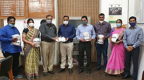 ரூ.5 லட்சம் மதிப்பில் 10,000 முகக் கவசங்கள்: பள்ளி மாணவர்களுக்கு இலவசமாக வழங்கிய ரோட்டரி கிளப்