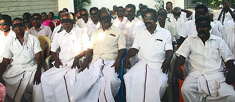 கண்ணில் கருப்புத்துணி கட்டி எதிர்ப்பு தெரிவித்த கடலாடி ஒன்றிய திமுகவினர்.
