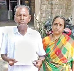 ஆட்சியர் அலுவலகத்துக்கு மனு அளிக்க தனது மனைவியுடன் வந்த முன்னாள் எம்எல்ஏ என்.நன்மாறன்.
