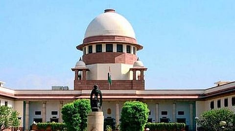 தமிழகத்தில் நேரடியாக நியமிக்கப்படும் அரசு ஊழியர்களின் பதவி உயர்வுக்கு இனசுழற்சி, உள்ஒதுக்கீடு முறை செல்லாது: சென்னை உயர் நீதிமன்றத் தீர்ப்பை 4 வாரங்களில் அமல்படுத்த உச்ச நீதிமன்றம் கெடு