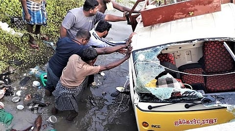 மணியாச்சி அருகே காற்றாற்று ஓடையில் கவிழ்ந்த சுமை ஆட்டோவை அப்பகுதி மக்கள் மீட்டனர்.