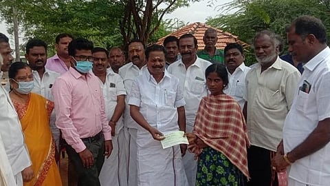 காளையார்கோவில் அருகே பாப்பான்கண்மாயில் அமைச்சர் ஜி.பாஸ்கரன், குளத்தில் மூழ்கி இறந்த குழந்தைகளின் குடும்பத்திற்கு தனது சொந்த பணத்தில் ரூ.20 ஆயிரத்தை வழங்கினார்.