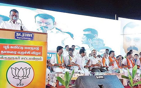 விருதுநகர் சூலக்கரைமேட்டில் நடைபெற்ற பூத் கமிட்டி மாநாட்டில் பேசுகிறார் தமிழக பாஜக தலைவர் முருகன்.