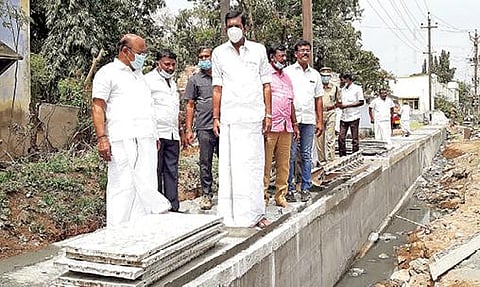 பொள்ளாச்சியில் சாலை விரிவாக்கப் பணிகளை ஆய்வுசெய்த சட்டப்பேரவைத் துணைத் தலைவர் பொள்ளாச்சி ஜெயராமன். படம்:எஸ்.கோபு