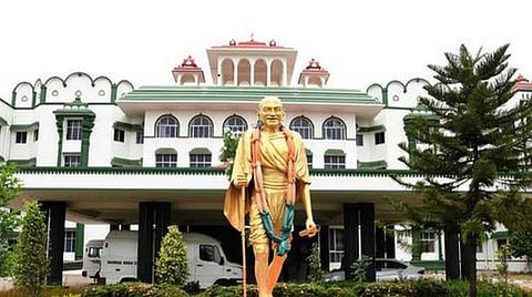 தமிழகத்தில் படிப்படியாக பூரண மதுவிலக்கை அமல்படுத்த வேண்டும்: அரசுக்கு உயர் நீதிமன்றம் அறிவுறுத்தல்