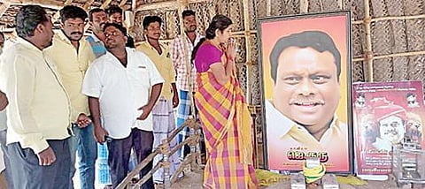 அரியலூர் மாவட்டம் காடுவெட்டியில் குருவின் நினைவிடத்தில் அவரது படத்துக்கு சொர்ணலதா நேற்று அஞ்சலி செலுத்தினார்.