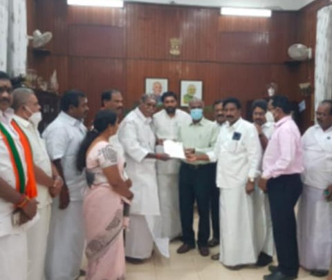 துணைநிலை ஆளுநர் அலுவலகத்தில் கடிதம் அளித்த எதிர்க்கட்சி எம்எல்ஏக்கள்.