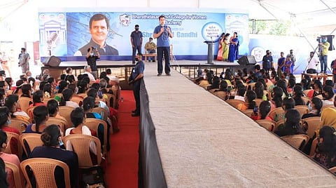 கல்லூரி மாணவிகளிடையே உரையாற்றிய ராகுல் காந்தி.