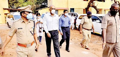 தெற்கு ரயில்வே பொது மேலாளர் ஜான் தாமஸ், திருநெல்வேலி ரயில் நிலையத்தில் நேற்று ஆய்வு மேற்கொண்டார். படம்: மு.லெட்சுமி அருண்.