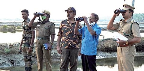 கன்னியாகுமரி மாவட்ட நீர்நிலைகளில் பறவைகள் கணக்கெடுப்பு பணி நேற்று தொடங்கியது. புத்தளம் உப்பள காயல் பகுதியில் நடைபெற்ற கணக்கெடுப்பு.